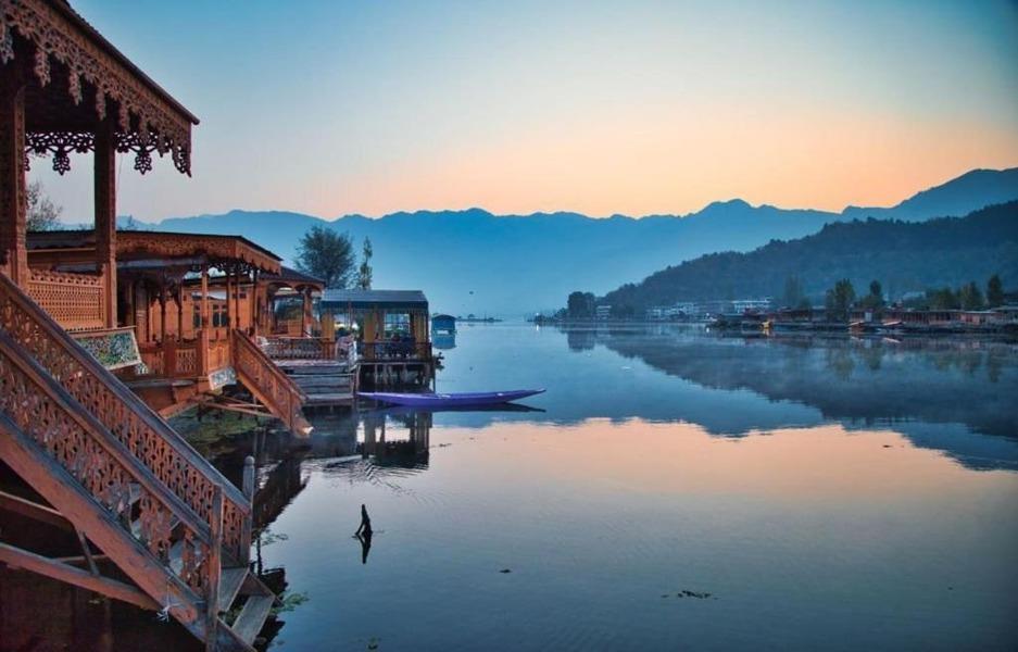 Lakes Crown Group of Houseboats